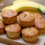 BRIOȘE CU BANANE ȘI FULGI DE COCOS