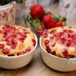 BUDINCĂ DE IAURT GRECESC CU CĂPȘUNI (REȚETĂ VIDEO)