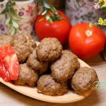 CHIFTELUȚE FRAGEDE DE PORC ȘI VITĂ LA CUPTOR
